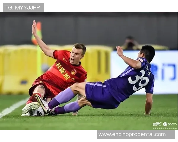 杨帆飞铲克雷桑引发争议记者特写揭示铲球力度之狠